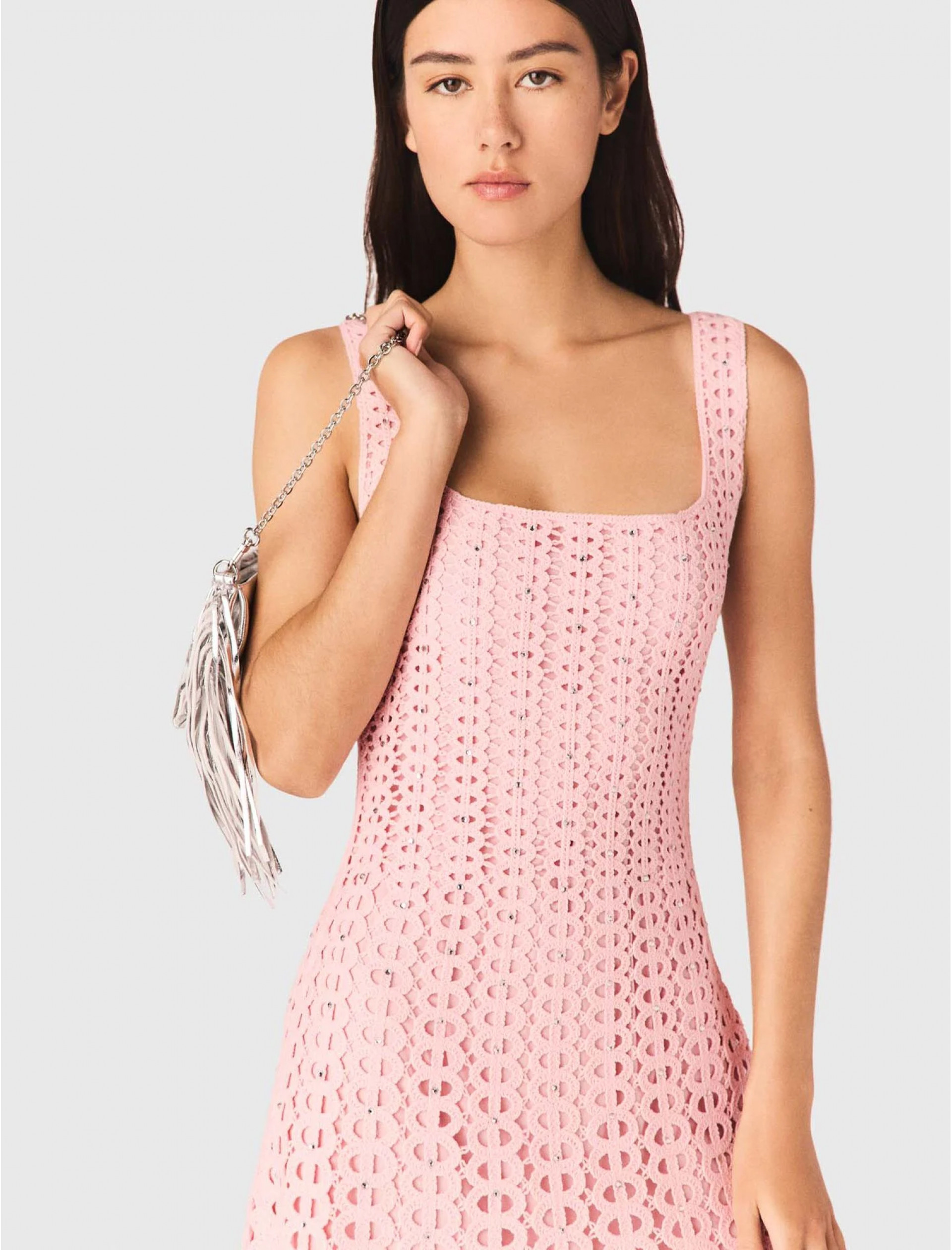 Женское вязаное платье со стразами