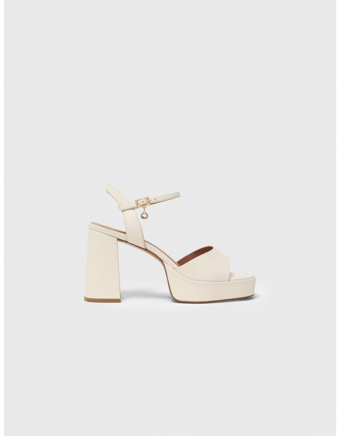 Женские молочные босоножки на платформе