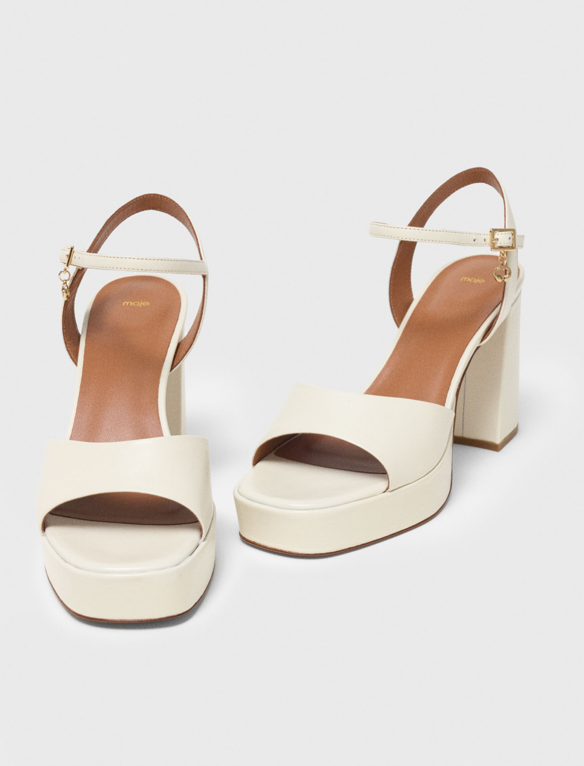 Женские молочные босоножки на платформе