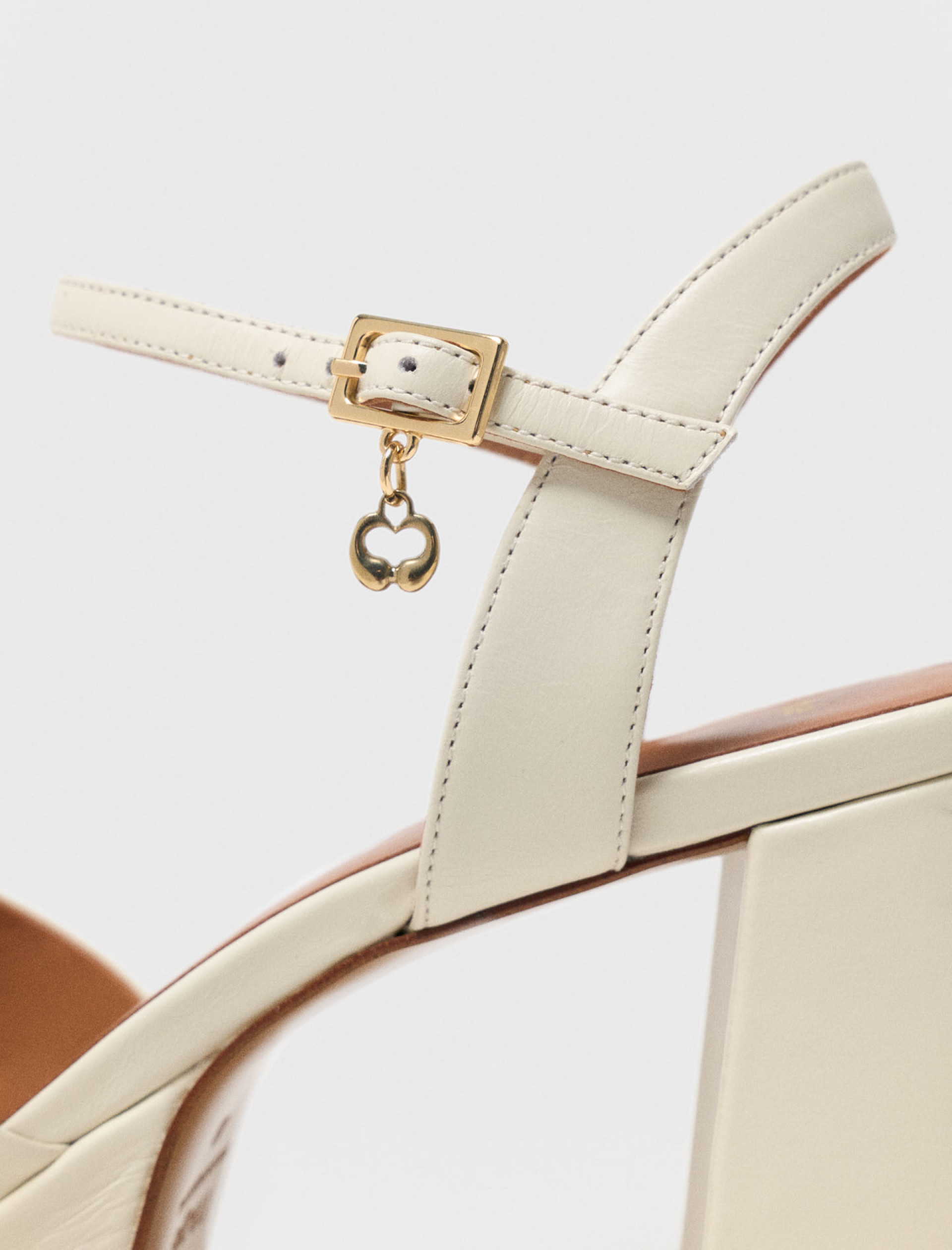 Женские молочные босоножки на платформе