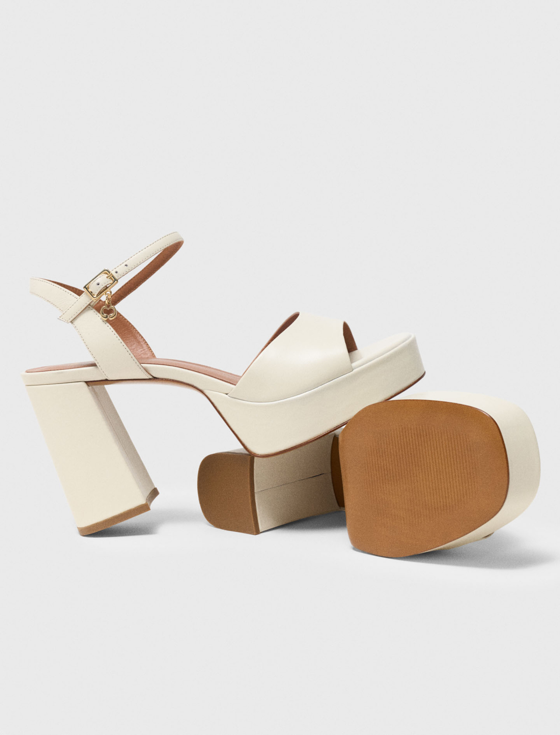 Женские молочные босоножки на платформе