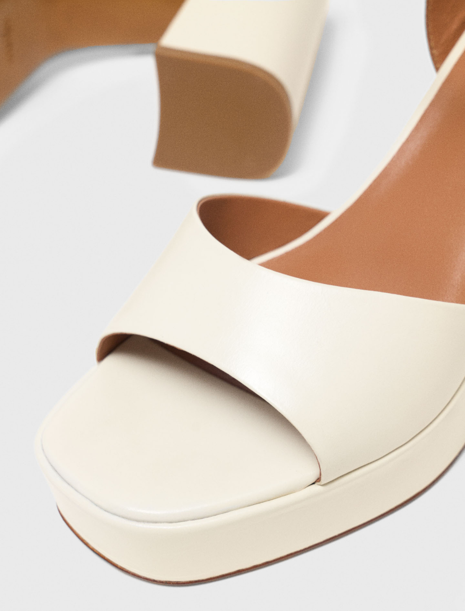 Женские молочные босоножки на платформе