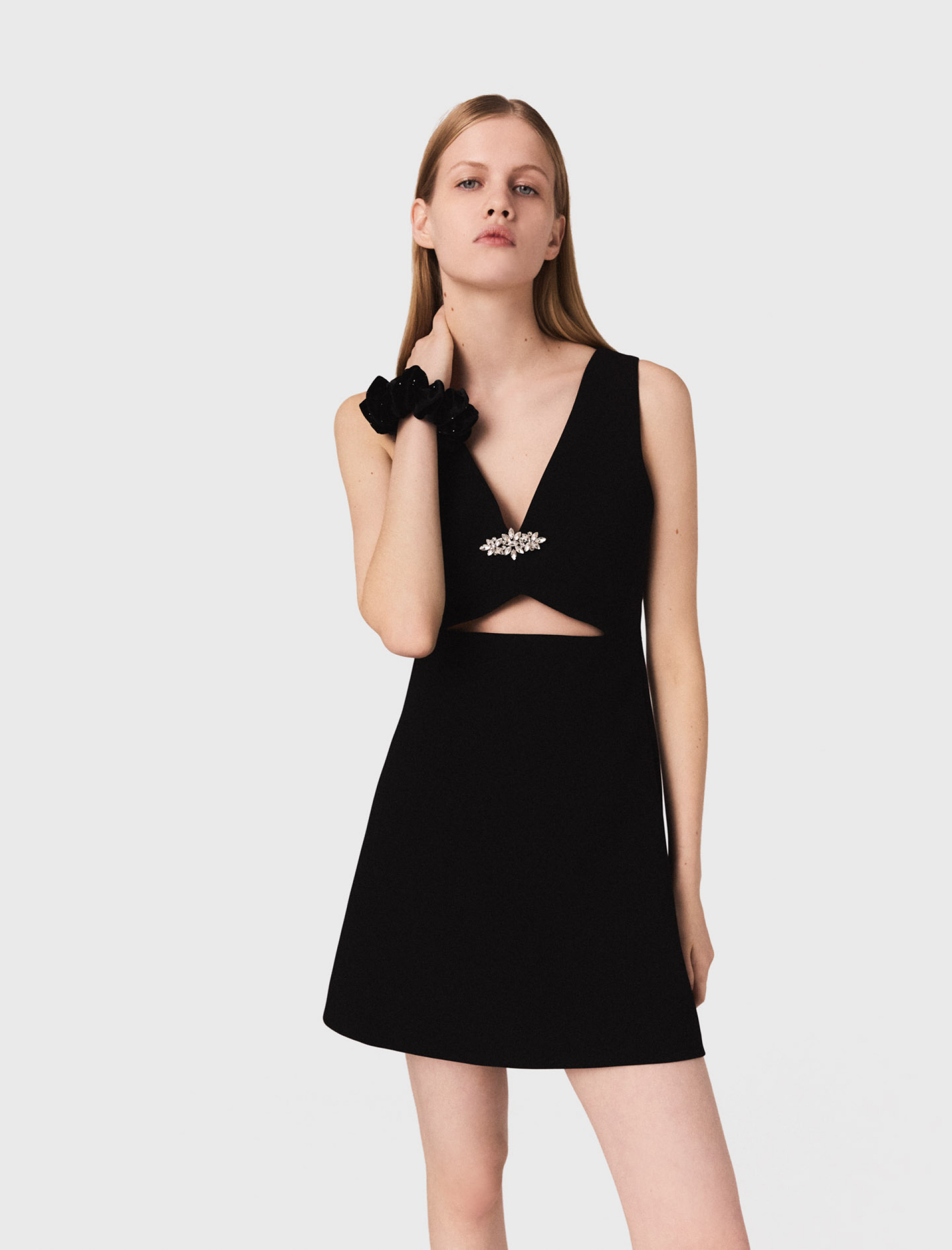 Жіноча коротка сукня з вирізами та брошкою