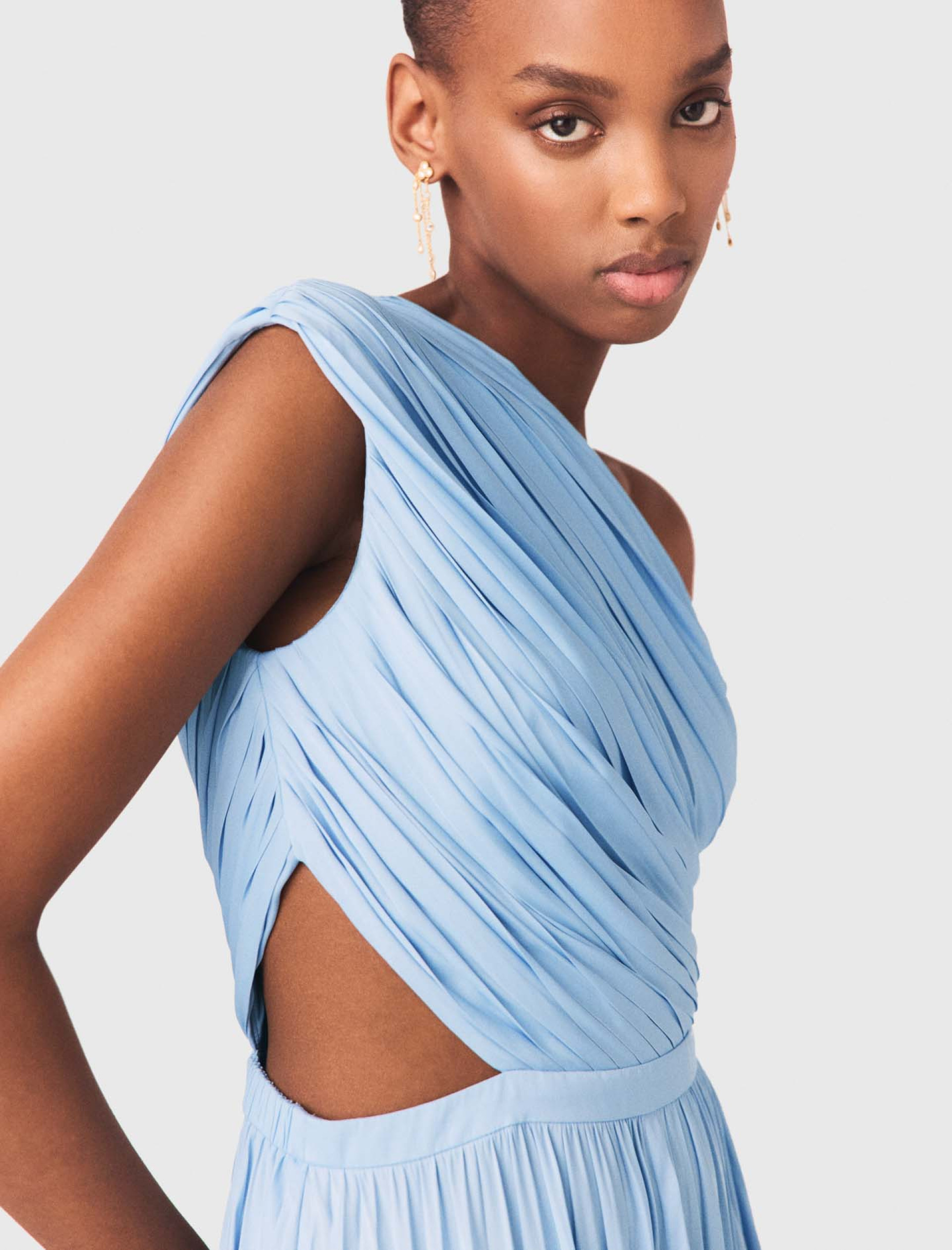 Женское голубое асимметричное плиссированное макси-платье