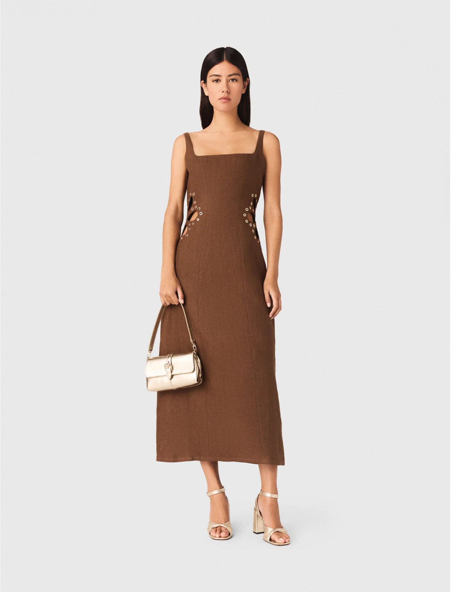 Женское коричневое платье с перфорированным узором