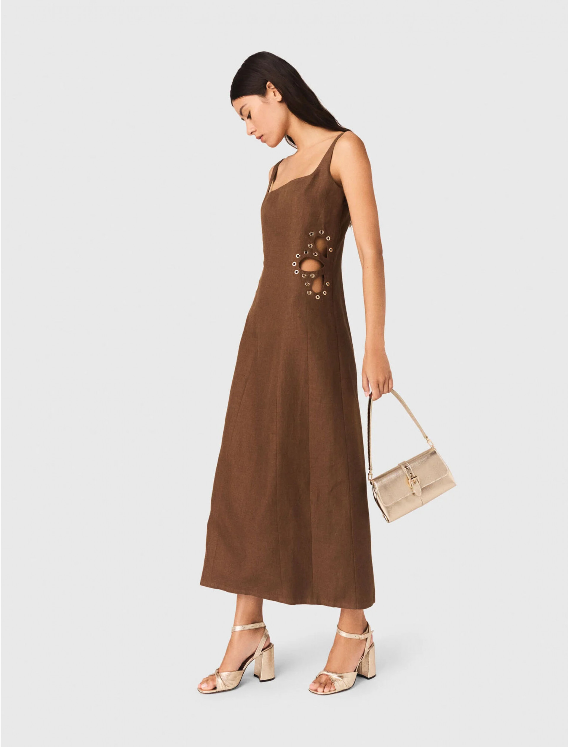 Женское коричневое платье с перфорированным узором