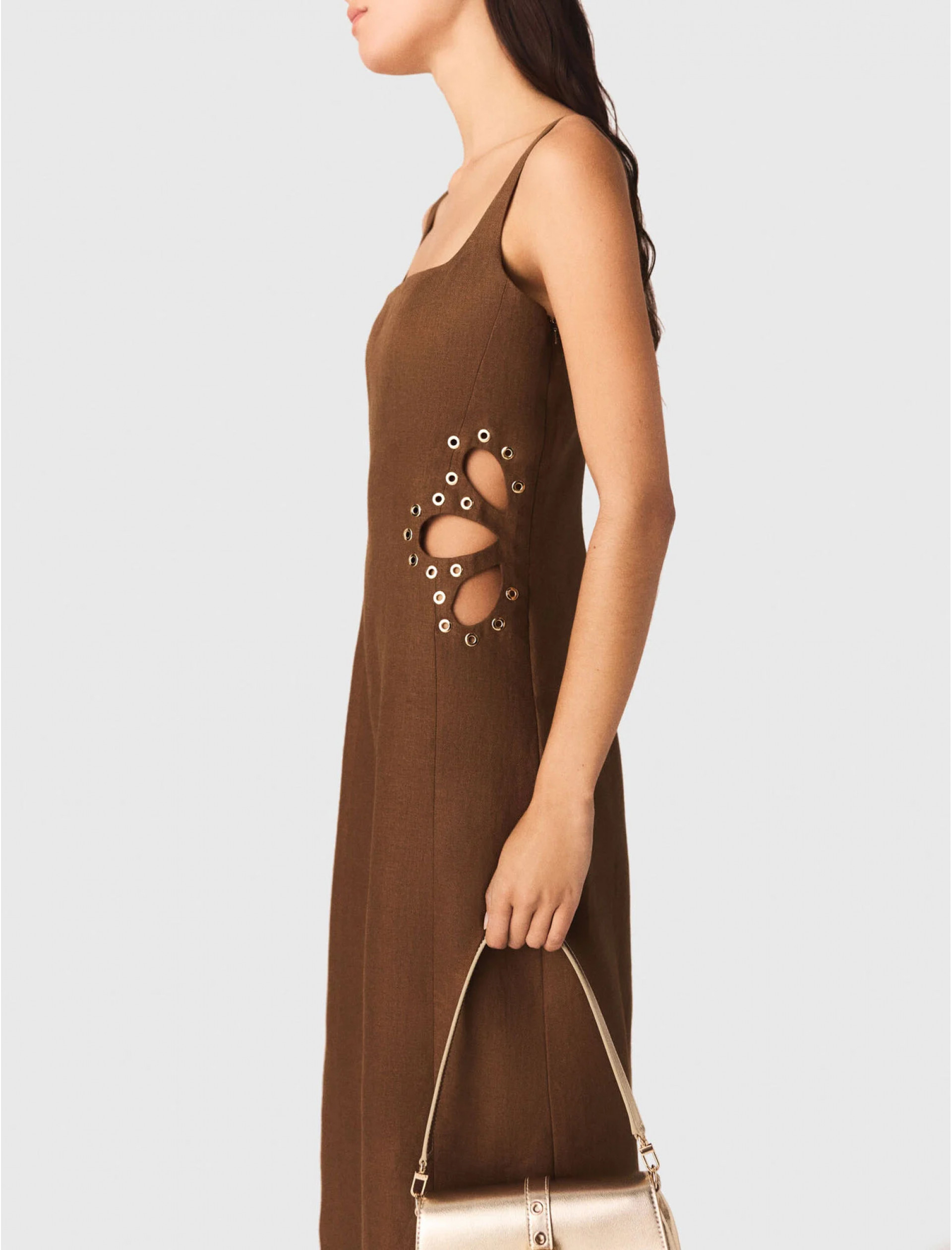 Женское коричневое платье с перфорированным узором