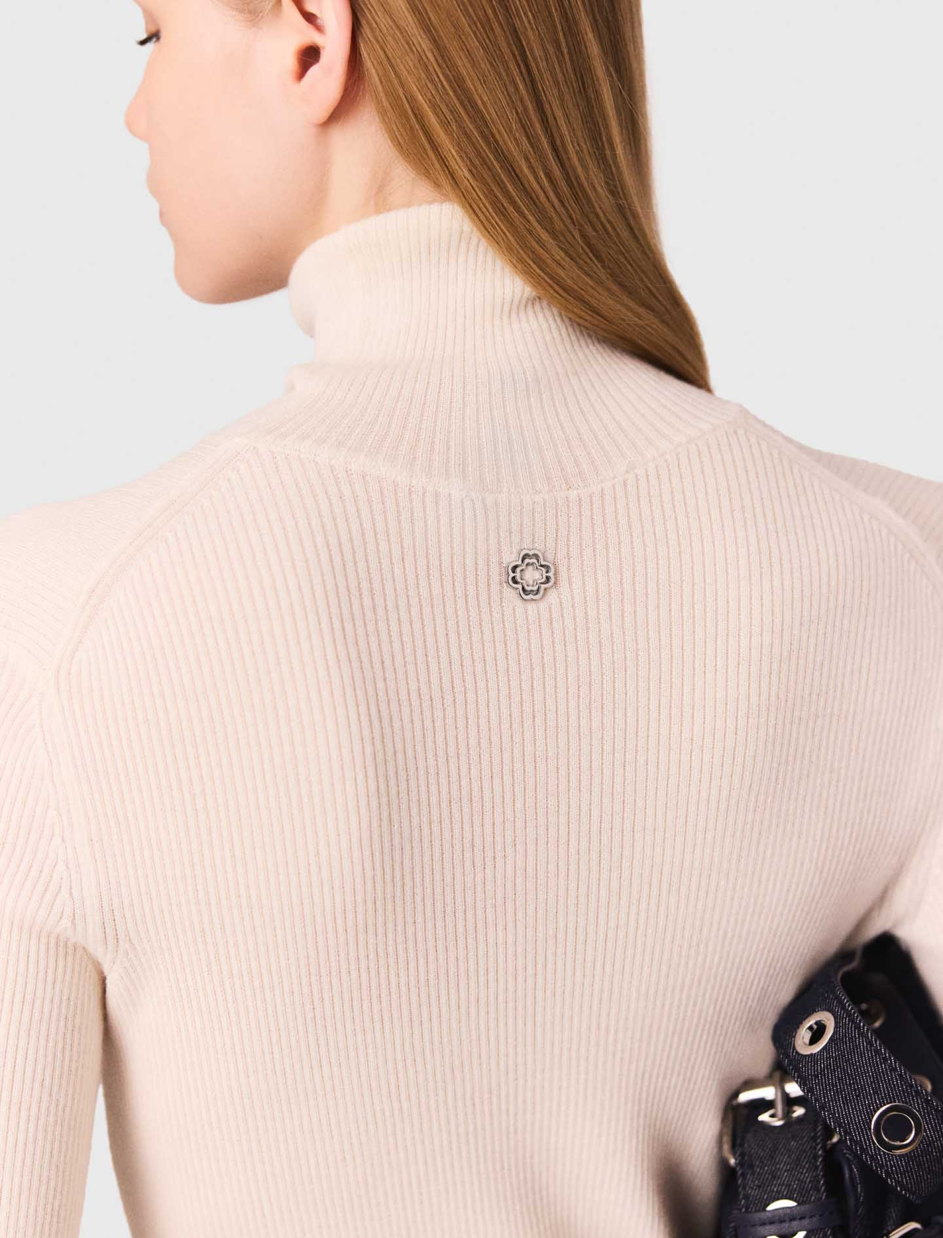 Жіноча молочна водолазка з вовни Жіноча молочна водолазка з вовни