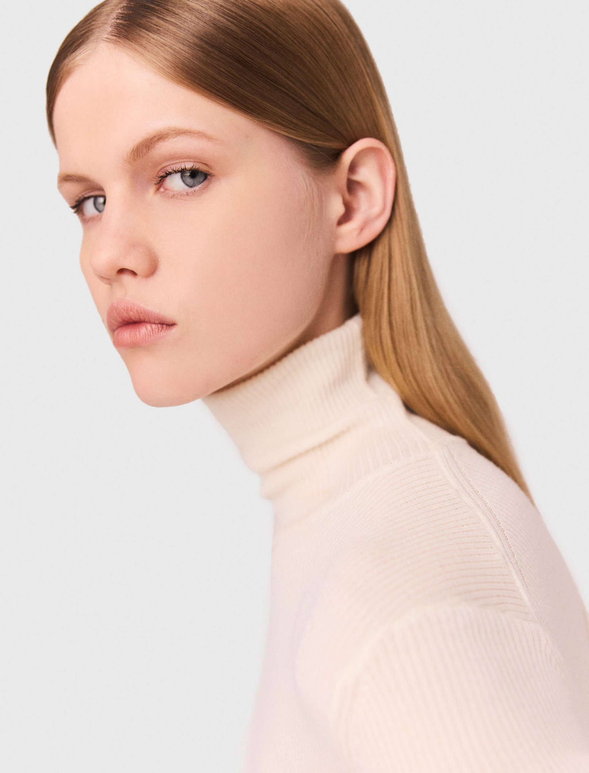 Жіноча молочна водолазка з вовни Жіноча молочна водолазка з вовни