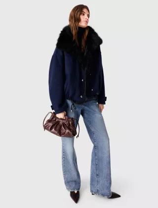Коротке двобортне пальто